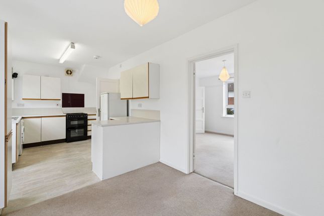 25 Woodcock Avenue, High Wycombe photo 2