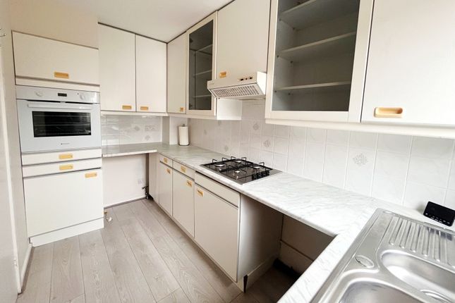 21, Sturt Court, Guildford photo 3
