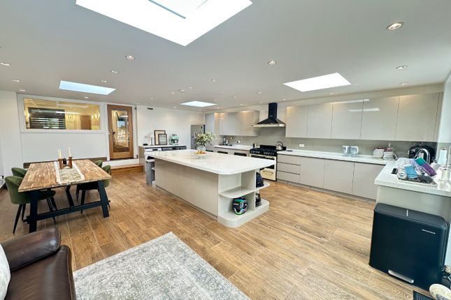 1 Felstead Way, Luton, Bedfordshire photo 3