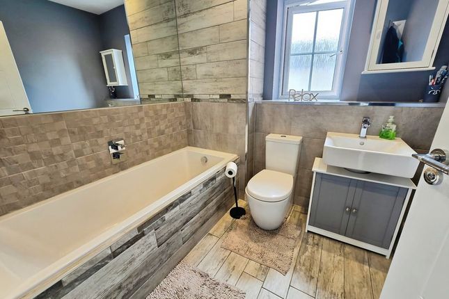 37, Longmeadows, Bedlington photo 4