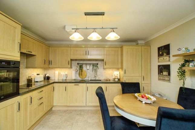 Flat 10/Hamilton Court, 120 Long Road, Canvey Island photo 3