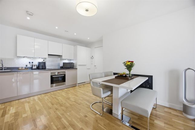 Flat 46, Chelsea Lodge, Wintergreen Boulevard, West Drayton photo 4