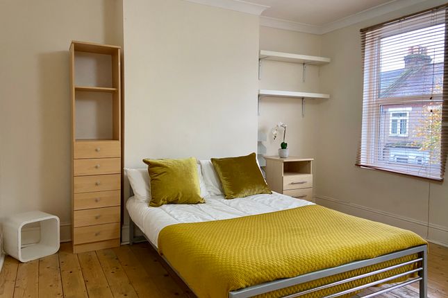 Thumbnail Room to rent in Warwick Road, London