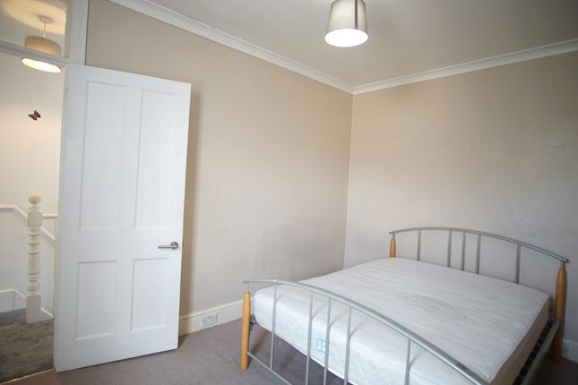 16, Queens Avenue, Watford photo 5