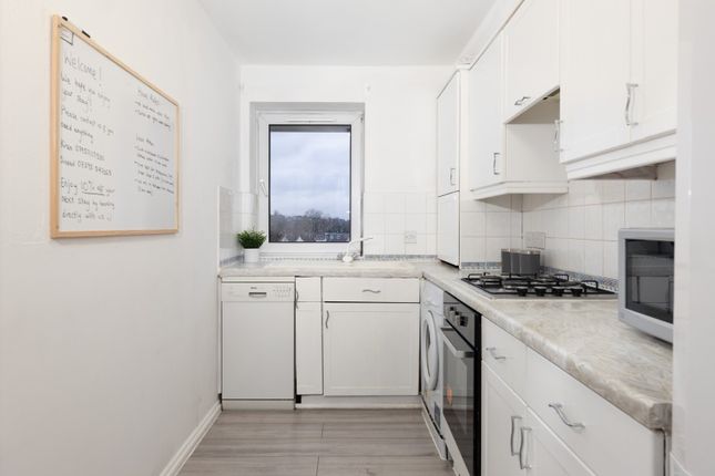 Flat to rent in The Broadway, London