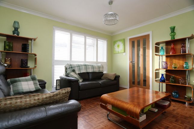 17 Willow Crescent, Barry photo 2