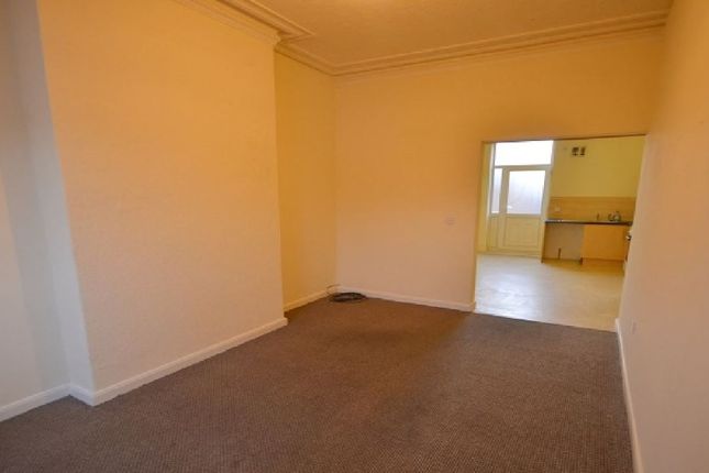 2 bed flat to rent in Hainton Avenue, Grimsby DN32