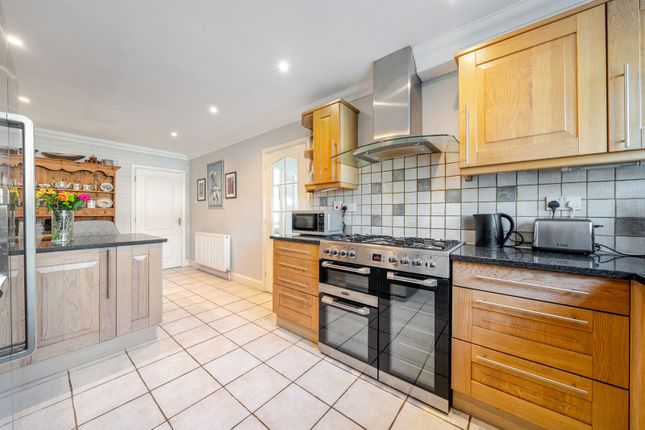 9, Fox Close, Weybridge photo 3