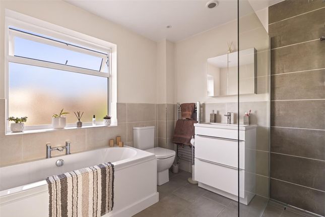 4, Colne Close, Worthing photo 3