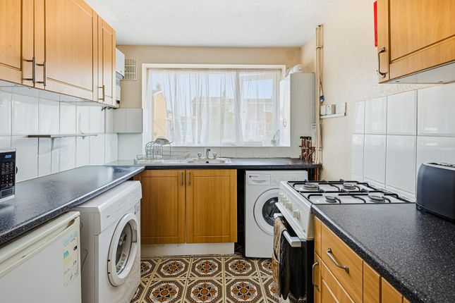 16, Larch Grove, Witham photo 4