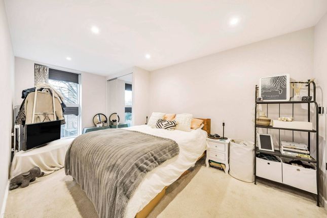 Flat for sale in Kings Avenue, Clapham, London