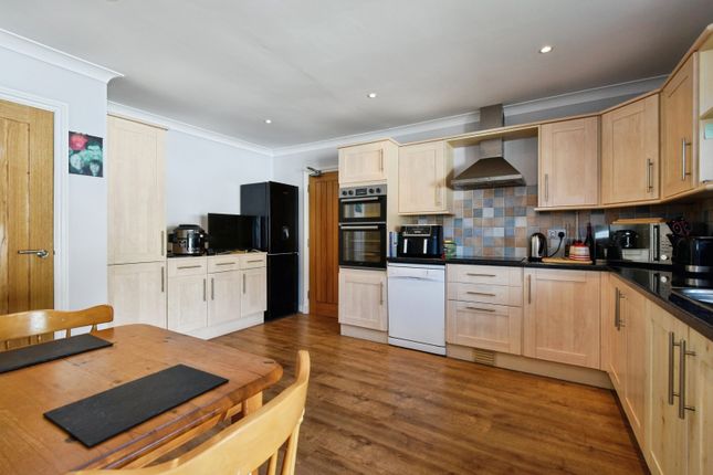 16, Clos Nant-y-Ci, Ammanford photo 2
