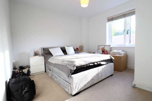 11 Saunders Court, Gloucester photo 4
