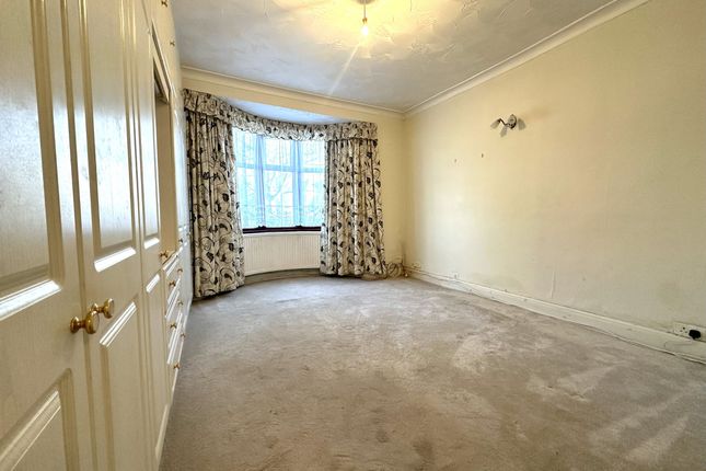 96 Worton Way, Isleworth photo 4