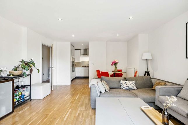 Flat 3, Pembroke House, 71, Kings Avenue, London photo 4