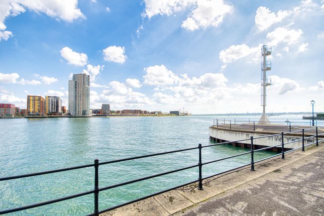 10, Calshot Court, SOUTHAMPTON photo 3
