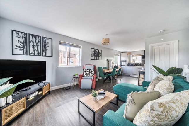2-bed flat on Taffy's How, Mitcham, £350,000