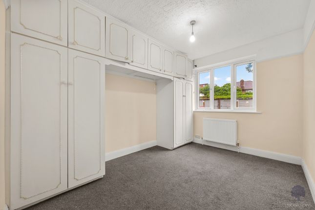 19, Central Gardens, Surrey photo 5