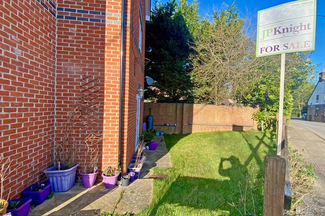 Flat for sale in Summit House Close, Woodcote, Reading