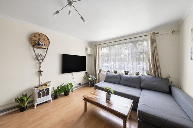 7, Stickleton Close, Greenford photo 2