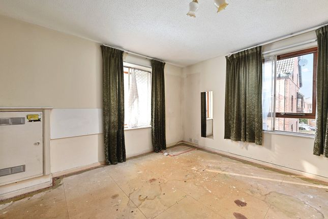 51, The Oaks, Surrey photo 2