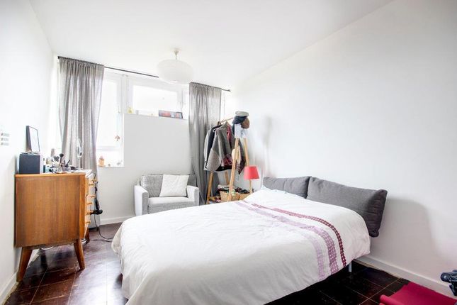 Flat for sale in Brenthouse Road, London