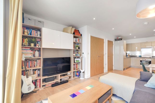 27 Violet Road, London photo 3