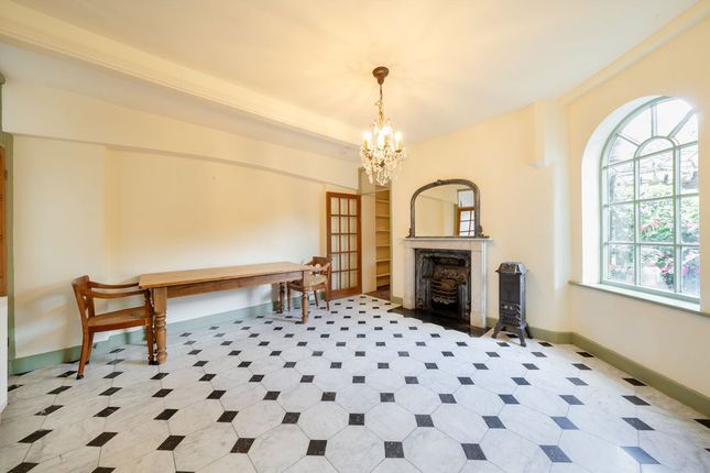 2, Leaside Avenue, London photo 3