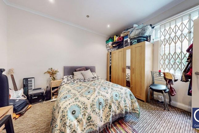 Flat to rent in Cable Street, London
