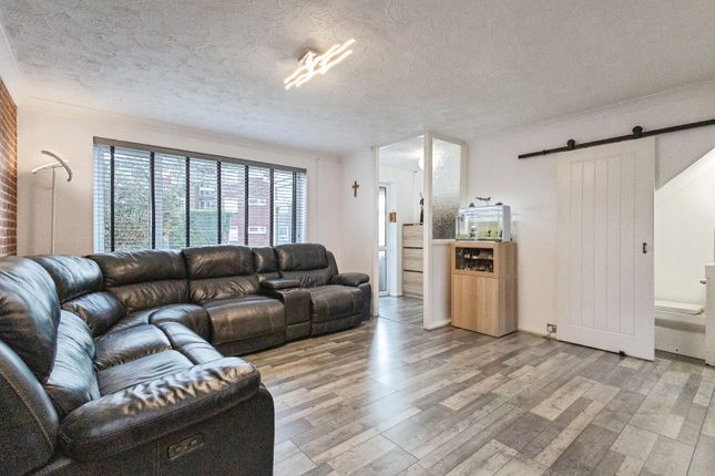 41, Ravenwood Drive, Manchester photo 2