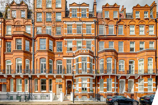 Flat for sale in Egerton Gardens, London