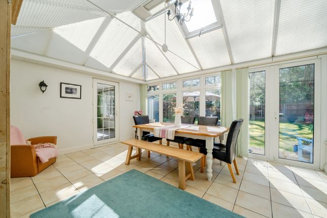31 Wheatsheaf Close, Woking photo 4