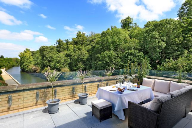 24, 24 Glen Island Taplow, Maidenhead photo 2