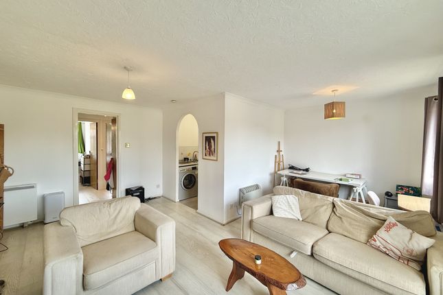 151, Sterling Gardens, London photo 3