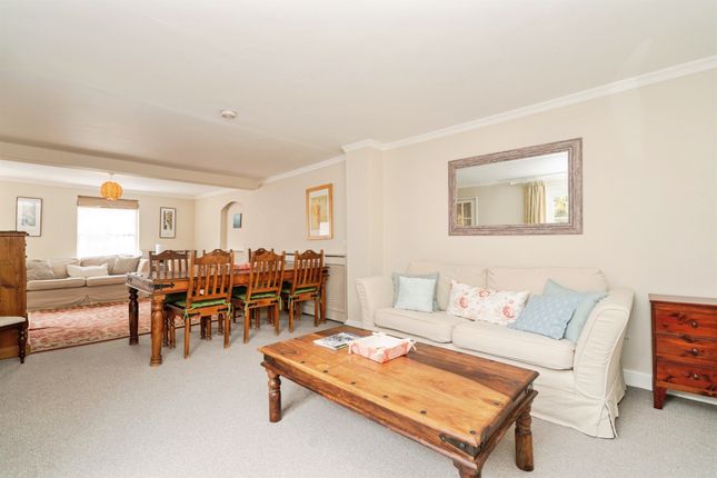 4, Cross Street, Holt photo 2