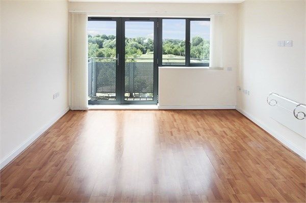 Flat to rent in Aqua House, Agate Close, Acton