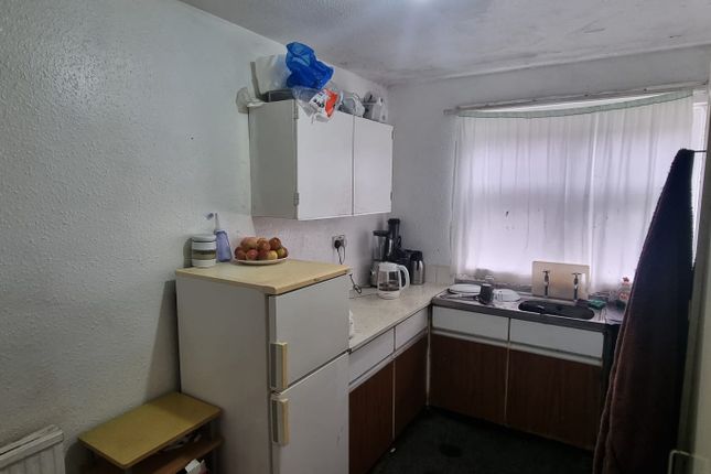 19, Brook Gardens, Dewsbury photo 5