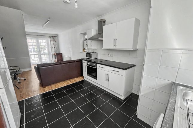 42b, Pitts Road, Slough photo 3