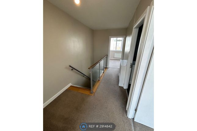 B Swanwick Close, Roehampton, London photo 3