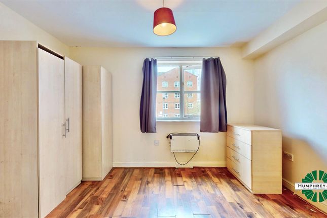 Flat to rent in Otter Close, London