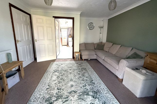 5, Diprose Drive, Lowestoft photo 2