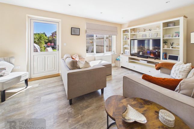 103, Daffodil Crescent, Crawley photo 4