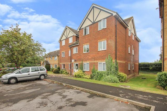 Thumbnail Flat to rent in Common Road, Langley, Slough