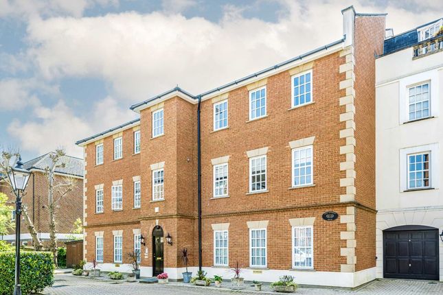 Thumbnail Flat for sale in Queens Reach, East Molesey