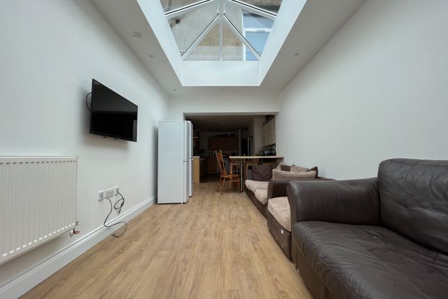17, Ruthin Gardens, Cardiff photo 3
