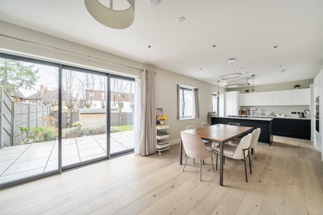 33a, Dollis Avenue, London photo 4