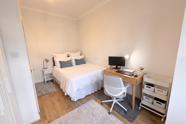Flat 4 94-96,, Tooting Bec Road, London photo 2