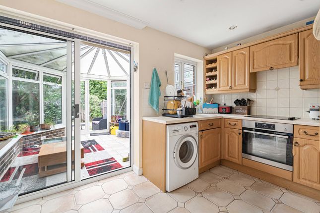18, Coniston Court, Surrey photo 3