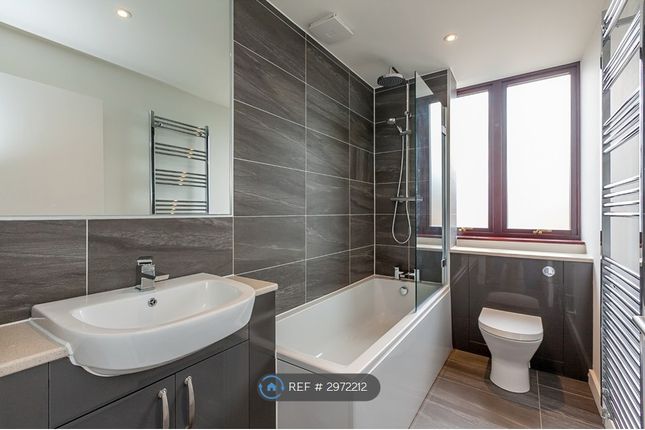 Flat, Beaumont House Hanworth Lane, Chertsey photo 3