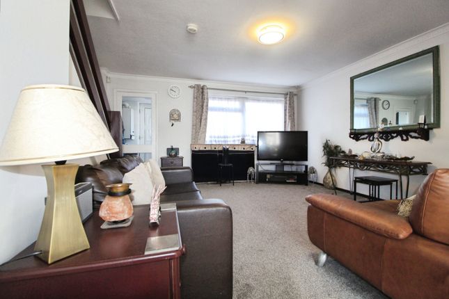 62, Channel Close, Hounslow photo 3